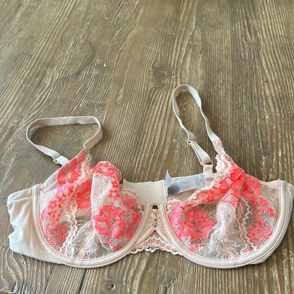 Victoria Secret Diamond studded crème and pink lace bra 36D